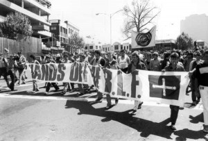 Melbourne, 1987: Members of the Builder Labourers Federation (BLF) protest against their persecution. The BLF trade union was deregistered the year before by the then Hawke Labor government with the assistance of the NSW Wran Labor government and the Victorian Cain Labor government. Governments sent in police to raid union offices and to surround major building sites in order to violently prevent BLF members from going into their jobs. The capitalists and their social democratic servants targeted the BLF because it dared to use militant industrial action to fight for workers’ rights and other progressive social justice causes. The ALP’s smashing of the BLF was criminal treachery against the ALP’s working class base. 