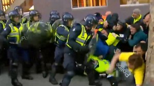 Melbourne, 2012: Police in riot gear attack strike action by members of the CFMEU construction workers union who were fighting to defend workplace safety conditions at the Myer Emporium site. The same police that unleash racist violence against Aboriginal people are the ones that attack the struggles of the working class. It is in the very interests of the workers movement to stand by their Aboriginal sisters and brothers in opposing cop terror.