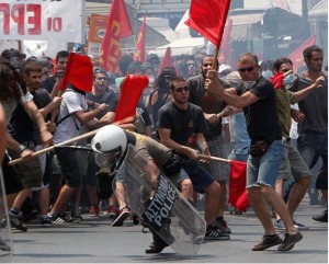 Greece, June 2011: Youth opposing grinding austerity take firm action against police. The desperate Greek masses are seething with discontent at the ruling order. However, the likes of the left social-democratic Syriza party are directing the masses’ anger away from a revolutionary direction.