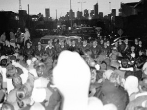  Melbourne, 17-18 April 1998: Thousands of trade unionists and their supporters join the picket at Swanson Dock to defy a police attempt to smash the picket during the waterfront struggle. The hundreds of police formed up were forced to retreat after the pickets were further swelled by thousands of building workers walking off construction sites. Although the potentially victorious waterfront struggle was later betrayed by ACTU leaders who bowed to the capitalist courts and accepted a sell-out deal, the events of 17-18 April 1998 showed the power of united workers to defeat the repressive force of the capitalist state.