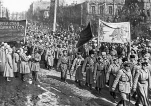 Red Army troops march triumphantly through Kiev. The partly shown banner on the left of the photo displays a key slogan of the Bolshevik Revolution which translates as “Proletarians of All Countries Unite.” Ukrainian and Russian workers must again be organised under the internationalist banner of the 1917 Russian Revolution.