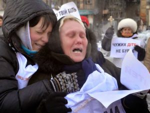 Ukrainian mothers of conscripted soldiers protest against conscription and Ukraine’s war in the Donbass. Spirited anti-conscription protests and desertions by Ukrainian soldiers have pushed the Ukrainian regime to offer concessions to the rebel forces.