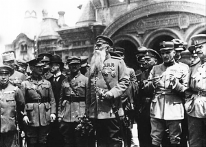 After the October 1917 workers’ revolution in Russia, the deposed capitalists and world capitalist powers joined together to organise a bloody civil war to attempt to overthrow the new socialist-based system. Right: Officers from Western imperialist powers meet with representatives of counter-revolutionary Russian leader Alexander Kolchak.