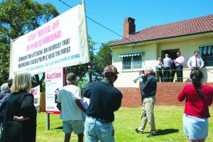 Bulli, 11 October 2014: Members of the Illawara-based Public Housing Union and pro-public housing activists from Sydney – including Millers Point residents and Trotskyist Platform supporters – protest the sell-off of yet another public housing dwelling as yuppy real estate agents conducting the sale look on.